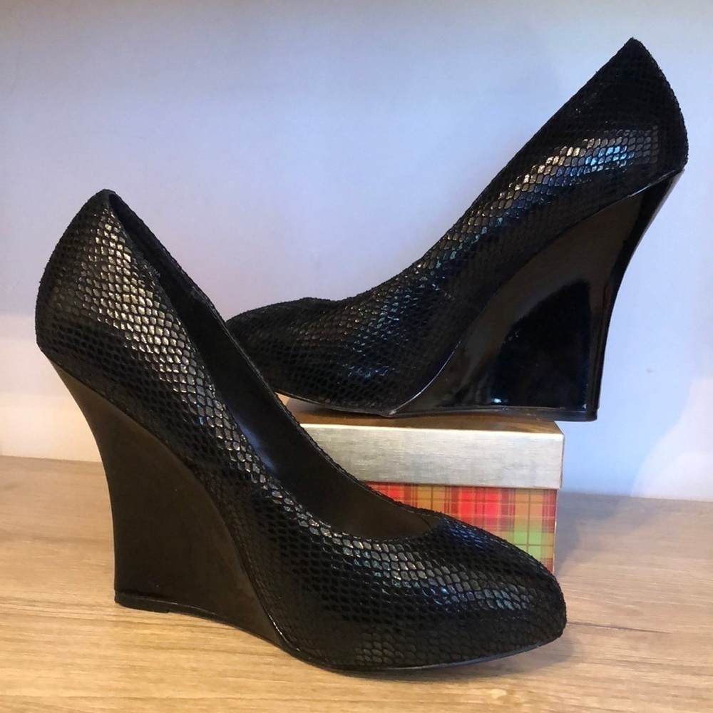 H by Halston leather upper snakeskin texture wedges sz 7.5